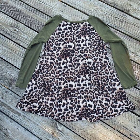 Womens Sz Medium Tunic Animal Print With Green Long Sleeves - Picture 2 of 5
